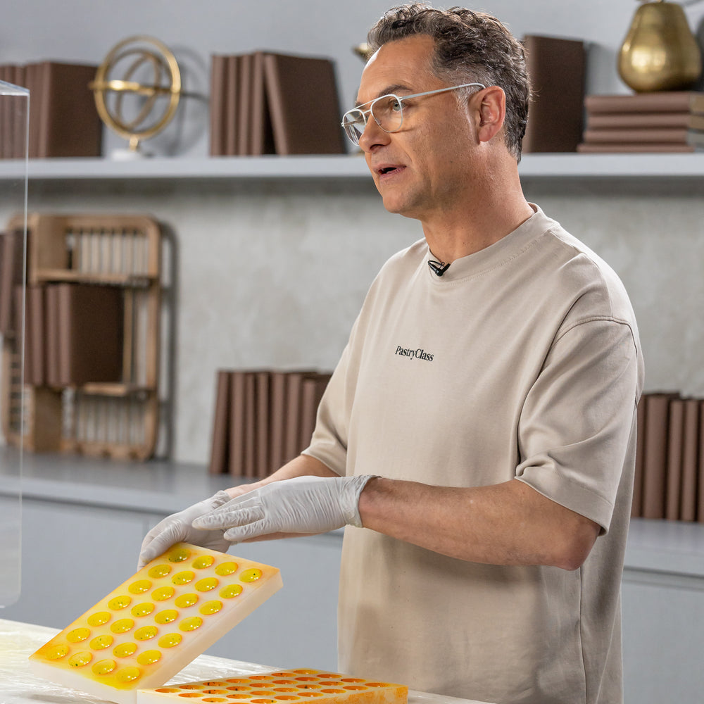 Online Class by Ramon Morato Teaching and Coloring Bonbons. Best Haute Food Colors by Ksenia Penkina, Natural Colouring, Water Soluble, Oil Soluble, Fat Soluble Powder, Professional, Chefrubber, Colourmill, Chefmaster, Silikomart, Pavoni, Decorelief, Matfer, PastryClass, Valrhona, Cacao Barry, For Macarons, For Cakes